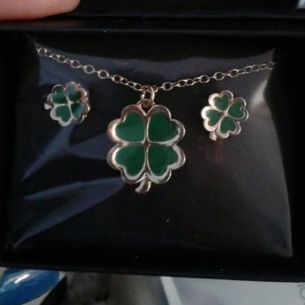 Elegant Green Clover Necklace and Earring Set